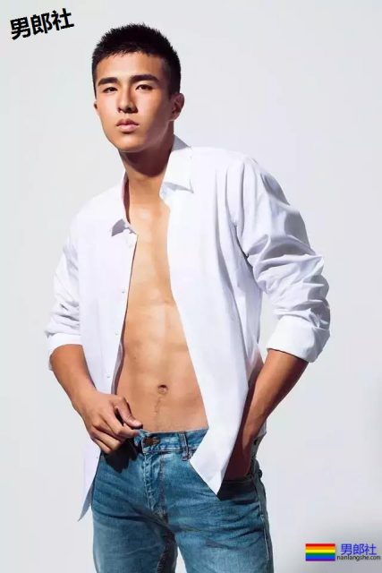 一群篮球爷们脱球衣拼实力！竟然还有三位校草帅哥！ - 51虹马