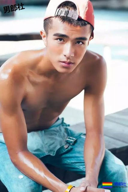 一群篮球爷们脱球衣拼实力！竟然还有三位校草帅哥！ - 51虹马