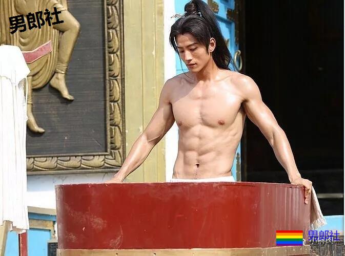 被大佬包养那么久，已经褪去了当初的稚嫩！ - 51虹马