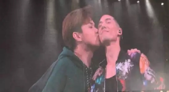 男星演唱会上亲吻同性公开出柜？夫妻结婚一年后发现都是同X恋！-51虹马