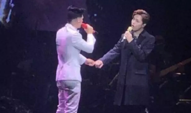 男星演唱会上亲吻同性公开出柜?夫妻结婚一年后发现都是同X恋! - 51虹马 男星演唱会上亲吻同性公开出柜?夫妻结婚一年后发现都是同X恋! - 51虹马