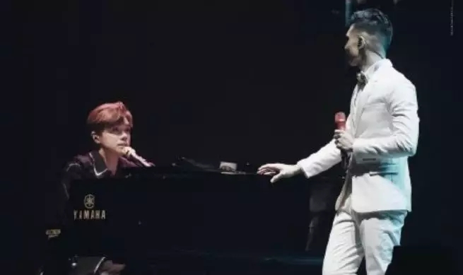 男星演唱会上亲吻同性公开出柜?夫妻结婚一年后发现都是同X恋! - 51虹马 男星演唱会上亲吻同性公开出柜?夫妻结婚一年后发现都是同X恋! - 51虹马