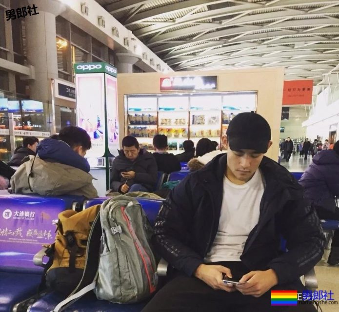 车站遇身高187的国产肌肉体育生,撩衣在操场洗手间各种姿势!-51虹马