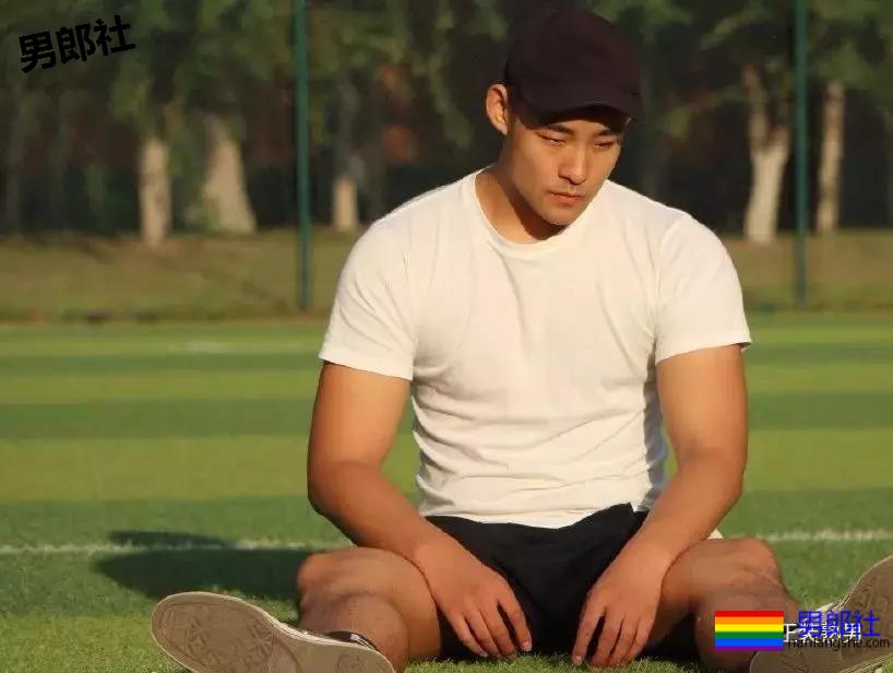 车站遇身高187的国产肌肉体育生，撩衣在操场洗手间各种姿势！ - 51虹马