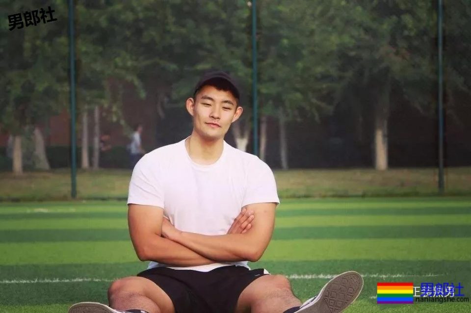 车站遇身高187的国产肌肉体育生，撩衣在操场洗手间各种姿势！ - 51虹马