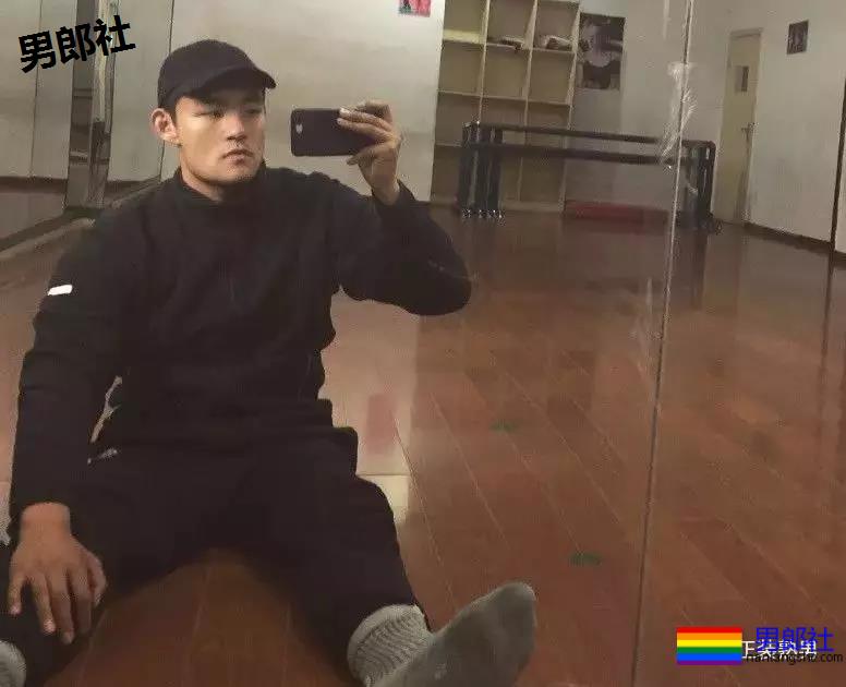 车站遇身高187的国产肌肉体育生，撩衣在操场洗手间各种姿势！ - 51虹马