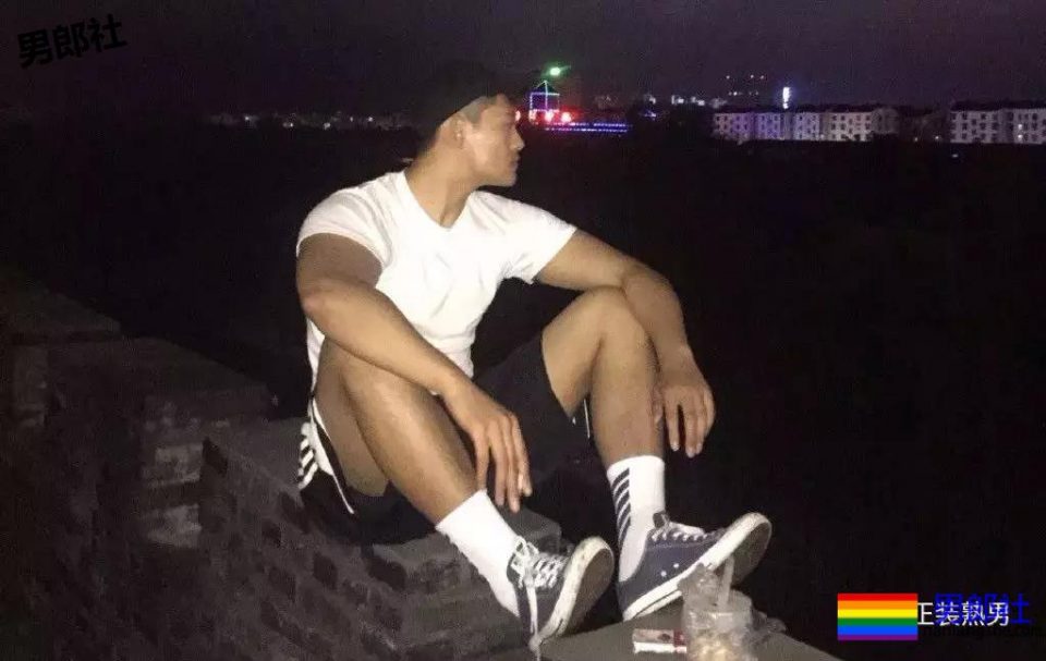 车站遇身高187的国产肌肉体育生，撩衣在操场洗手间各种姿势！ - 51虹马