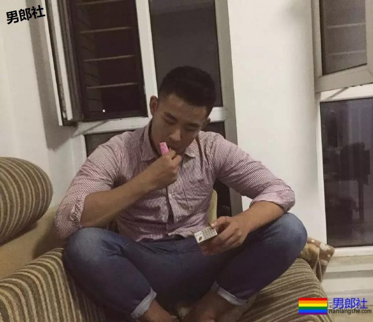 车站遇身高187的国产肌肉体育生，撩衣在操场洗手间各种姿势！ - 51虹马