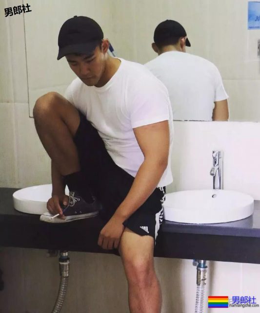 车站遇身高187的国产肌肉体育生，撩衣在操场洗手间各种姿势！ - 51虹马