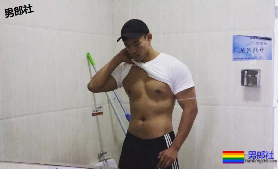 车站遇身高187的国产肌肉体育生，撩衣在操场洗手间各种姿势！ - 51虹马