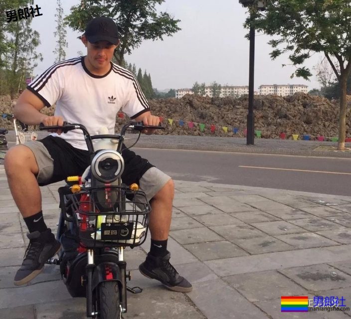 车站遇身高187的国产肌肉体育生，撩衣在操场洗手间各种姿势！ - 51虹马