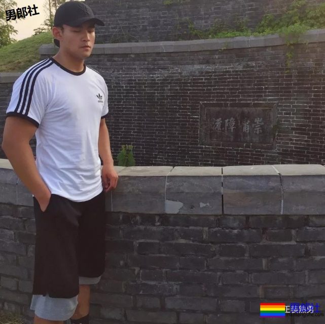 车站遇身高187的国产肌肉体育生，撩衣在操场洗手间各种姿势！ - 51虹马