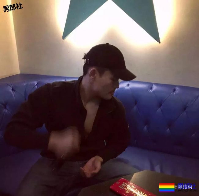 车站遇身高187的国产肌肉体育生，撩衣在操场洗手间各种姿势！ - 51虹马