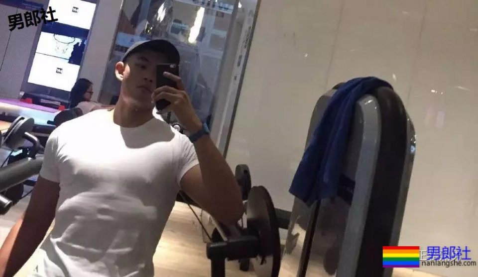 车站遇身高187的国产肌肉体育生，撩衣在操场洗手间各种姿势！ - 51虹马