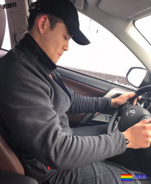 车站遇身高187的国产肌肉体育生，撩衣在操场洗手间各种姿势！ - 51虹马