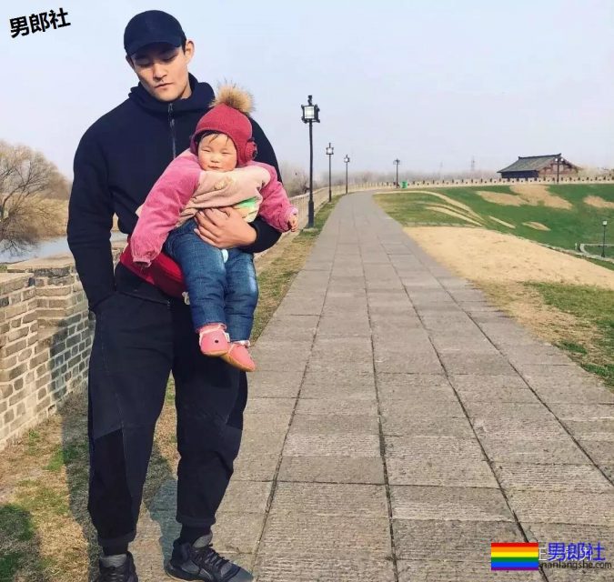 车站遇身高187的国产肌肉体育生，撩衣在操场洗手间各种姿势！ - 51虹马