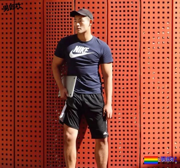 车站遇身高187的国产肌肉体育生，撩衣在操场洗手间各种姿势！ - 51虹马