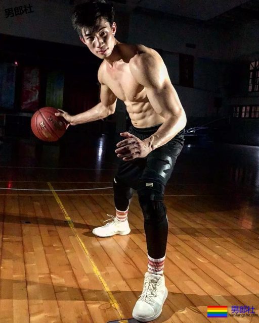 和周杰伦玩球的大鼻子终于扒到了！真大！ - 51虹马