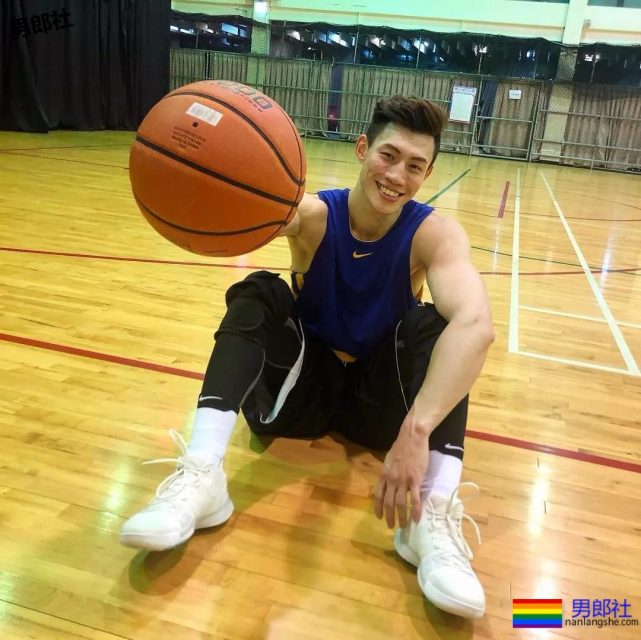 和周杰伦玩球的大鼻子终于扒到了！真大！ - 51虹马