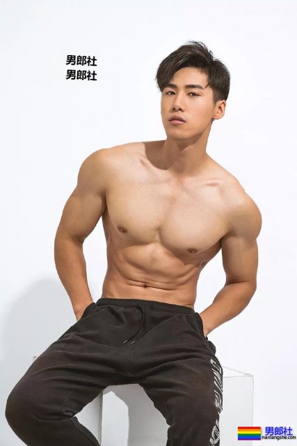 185长腿胸肌小狼狗,与荆怀斌拍片互动,还和运动壮男拍过.mp4! - 51虹马 185长腿胸肌小狼狗,与荆怀斌拍片互动,还和运动壮男拍过.mp4! - 51虹马