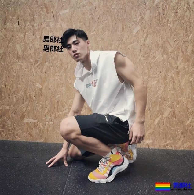 185长腿胸肌小狼狗,与荆怀斌拍片互动,还和运动壮男拍过.mp4! - 51虹马 185长腿胸肌小狼狗,与荆怀斌拍片互动,还和运动壮男拍过.mp4! - 51虹马