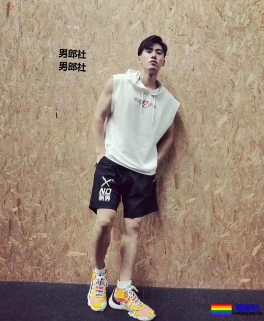 185长腿胸肌小狼狗,与荆怀斌拍片互动,还和运动壮男拍过.mp4! - 51虹马 185长腿胸肌小狼狗,与荆怀斌拍片互动,还和运动壮男拍过.mp4! - 51虹马