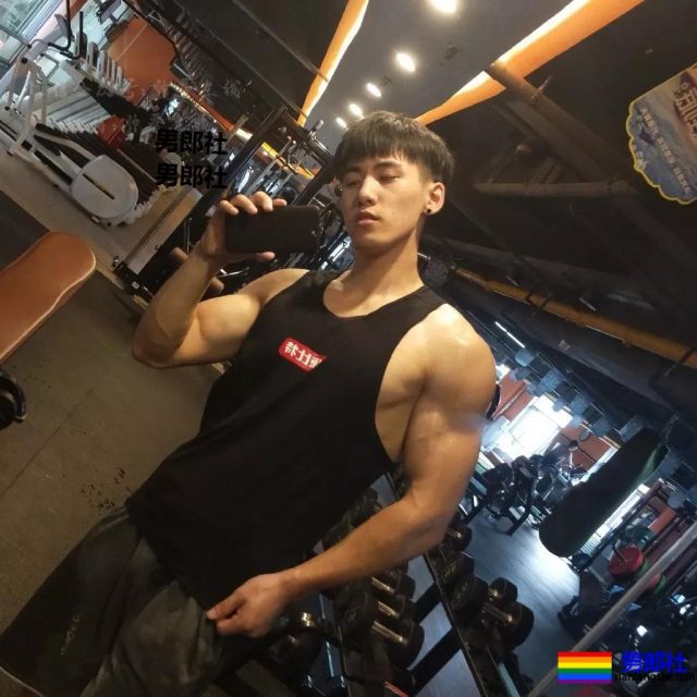 185长腿胸肌小狼狗,与荆怀斌拍片互动,还和运动壮男拍过.mp4! - 51虹马 185长腿胸肌小狼狗,与荆怀斌拍片互动,还和运动壮男拍过.mp4! - 51虹马