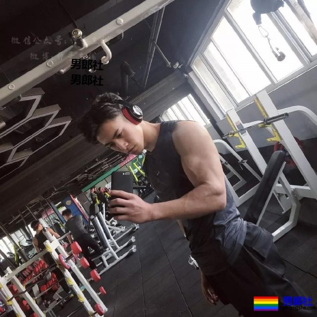 185长腿胸肌小狼狗,与荆怀斌拍片互动,还和运动壮男拍过.mp4! - 51虹马 185长腿胸肌小狼狗,与荆怀斌拍片互动,还和运动壮男拍过.mp4! - 51虹马