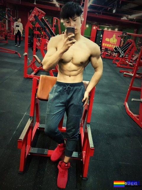 185长腿胸肌小狼狗,与荆怀斌拍片互动,还和运动壮男拍过.mp4! - 51虹马 185长腿胸肌小狼狗,与荆怀斌拍片互动,还和运动壮男拍过.mp4! - 51虹马