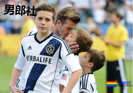 贝克汉姆儿子与帅哥十指紧扣超暧昧，疑出柜？ - 51虹马