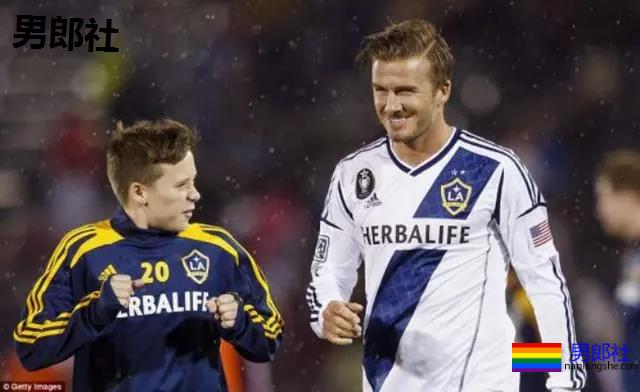 贝克汉姆儿子与帅哥十指紧扣超暧昧，疑出柜？ - 51虹马