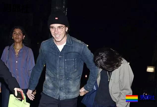 贝克汉姆儿子与帅哥十指紧扣超暧昧，疑出柜？ - 51虹马