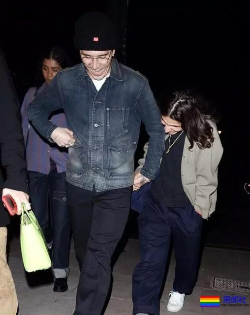 贝克汉姆儿子与帅哥十指紧扣超暧昧，疑出柜？ - 51虹马