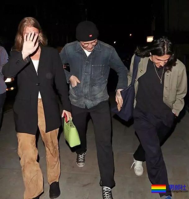 贝克汉姆儿子与帅哥十指紧扣超暧昧，疑出柜？ - 51虹马