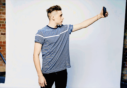 贝克汉姆儿子与帅哥十指紧扣超暧昧，疑出柜？ - 51虹马