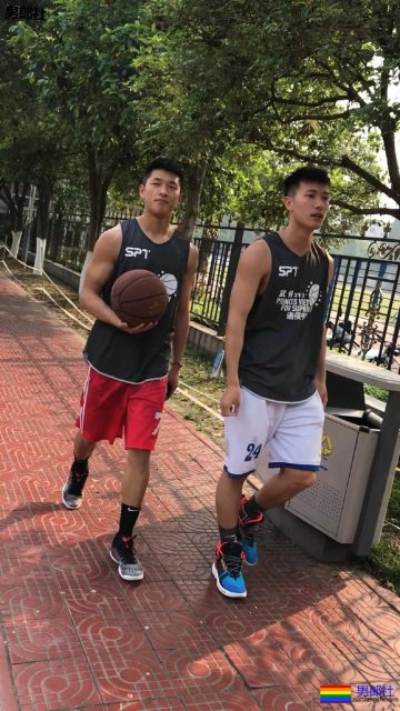 成都体院抓拍运动帅男，巨胸翘屁鼻子挺，短裤穿的太撩人！-51虹马