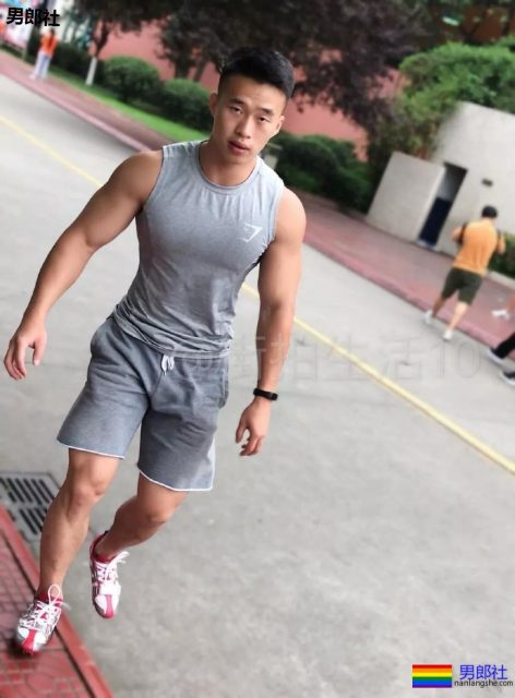 成都体院抓拍运动帅男,巨胸翘屁鼻子挺,短裤穿的太撩人! - 51虹马 成都体院抓拍运动帅男,巨胸翘屁鼻子挺,短裤穿的太撩人! - 51虹马