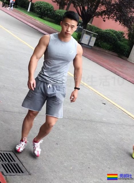 成都体院抓拍运动帅男,巨胸翘屁鼻子挺,短裤穿的太撩人! - 51虹马 成都体院抓拍运动帅男,巨胸翘屁鼻子挺,短裤穿的太撩人! - 51虹马