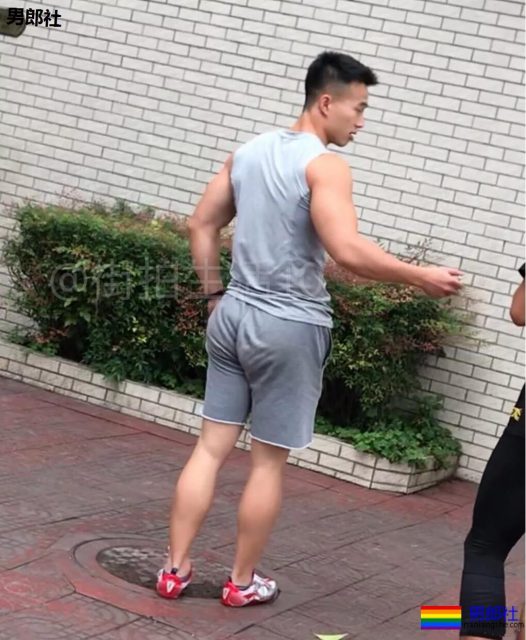成都体院抓拍运动帅男,巨胸翘屁鼻子挺,短裤穿的太撩人! - 51虹马 成都体院抓拍运动帅男,巨胸翘屁鼻子挺,短裤穿的太撩人! - 51虹马