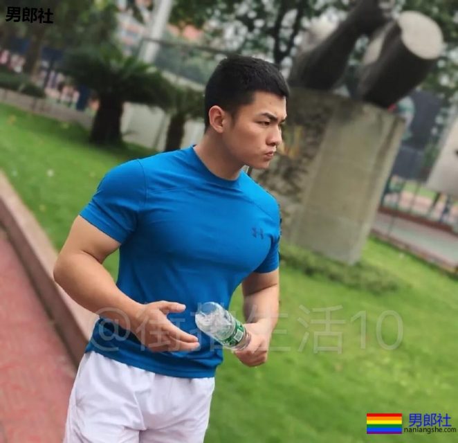 成都体院抓拍运动帅男,巨胸翘屁鼻子挺,短裤穿的太撩人! - 51虹马 成都体院抓拍运动帅男,巨胸翘屁鼻子挺,短裤穿的太撩人! - 51虹马