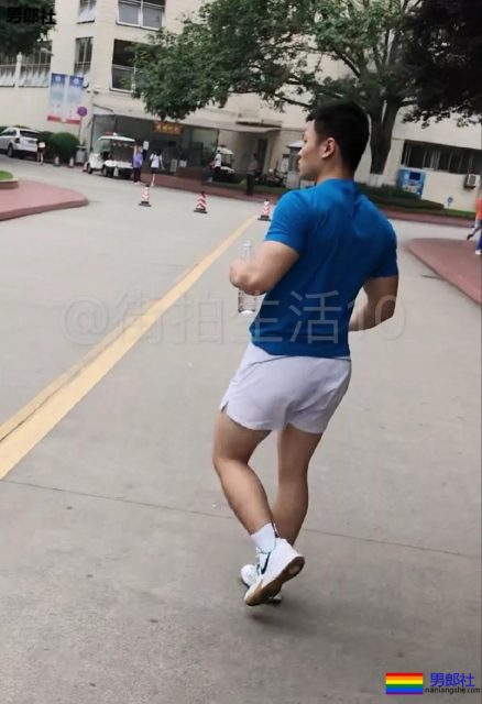 成都体院抓拍运动帅男,巨胸翘屁鼻子挺,短裤穿的太撩人! - 51虹马 成都体院抓拍运动帅男,巨胸翘屁鼻子挺,短裤穿的太撩人! - 51虹马
