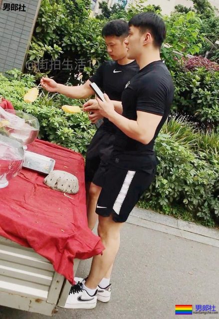 成都体院抓拍运动帅男,巨胸翘屁鼻子挺,短裤穿的太撩人! - 51虹马 成都体院抓拍运动帅男,巨胸翘屁鼻子挺,短裤穿的太撩人! - 51虹马