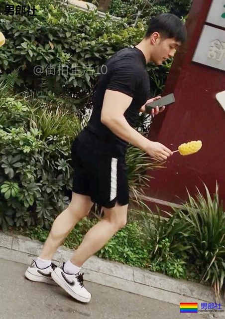 成都体院抓拍运动帅男,巨胸翘屁鼻子挺,短裤穿的太撩人! - 51虹马 成都体院抓拍运动帅男,巨胸翘屁鼻子挺,短裤穿的太撩人! - 51虹马