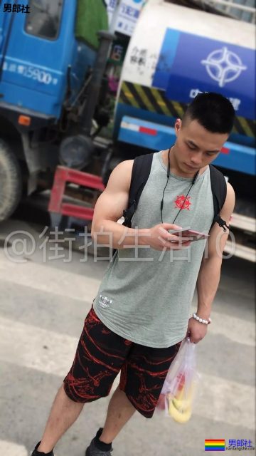 成都体院抓拍运动帅男,巨胸翘屁鼻子挺,短裤穿的太撩人! - 51虹马 成都体院抓拍运动帅男,巨胸翘屁鼻子挺,短裤穿的太撩人! - 51虹马