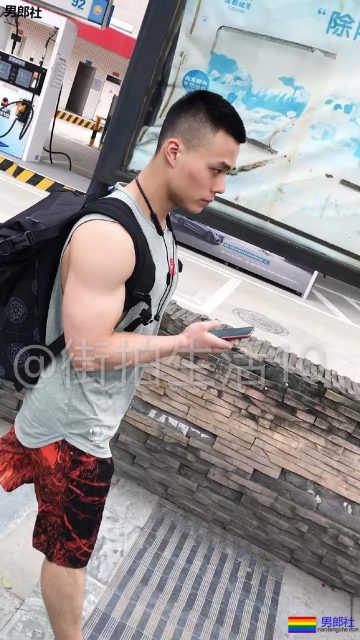 成都体院抓拍运动帅男,巨胸翘屁鼻子挺,短裤穿的太撩人! - 51虹马 成都体院抓拍运动帅男,巨胸翘屁鼻子挺,短裤穿的太撩人! - 51虹马