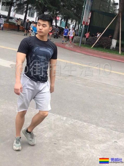 成都体院抓拍运动帅男,巨胸翘屁鼻子挺,短裤穿的太撩人! - 51虹马 成都体院抓拍运动帅男,巨胸翘屁鼻子挺,短裤穿的太撩人! - 51虹马