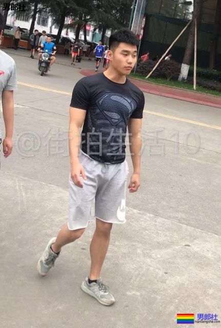 成都体院抓拍运动帅男,巨胸翘屁鼻子挺,短裤穿的太撩人! - 51虹马 成都体院抓拍运动帅男,巨胸翘屁鼻子挺,短裤穿的太撩人! - 51虹马