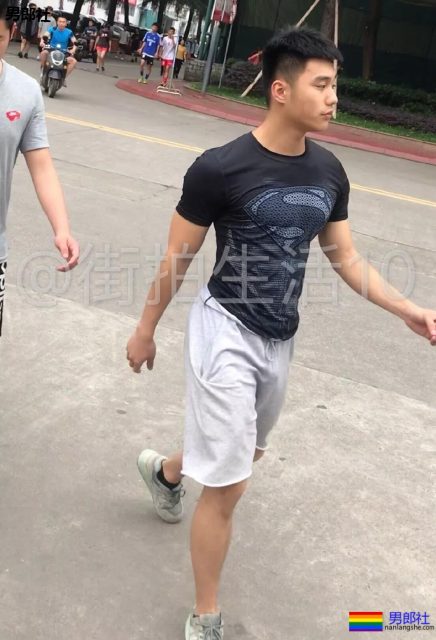 成都体院抓拍运动帅男,巨胸翘屁鼻子挺,短裤穿的太撩人! - 51虹马 成都体院抓拍运动帅男,巨胸翘屁鼻子挺,短裤穿的太撩人! - 51虹马