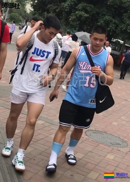 成都体院抓拍运动帅男,巨胸翘屁鼻子挺,短裤穿的太撩人! - 51虹马 成都体院抓拍运动帅男,巨胸翘屁鼻子挺,短裤穿的太撩人! - 51虹马