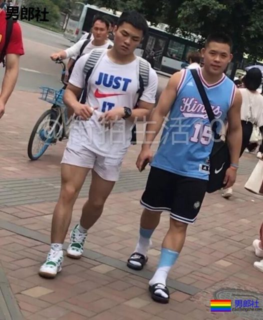 成都体院抓拍运动帅男,巨胸翘屁鼻子挺,短裤穿的太撩人! - 51虹马 成都体院抓拍运动帅男,巨胸翘屁鼻子挺,短裤穿的太撩人! - 51虹马